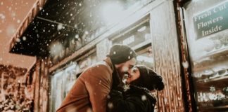 Pocałunek – skąd to się wzięło? Co ze sobą niesie?