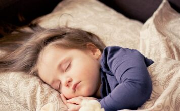 Czy dziecko powinno spać w ciszy?