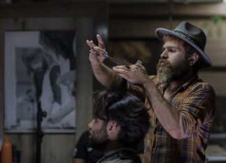 Czy wypada iść do fryzjera w tłustych włosach?