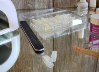 Jak zdjąć tipsy plastikowe bez acetonu?