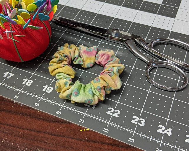 Jak nosić scrunchie? Jak nosić scrunchie?