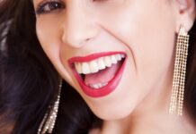 Czy podkład nakłada się mokrą gąbką?