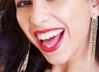 Czy podkład nakłada się mokrą gąbką?