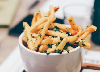 Czy frytki można piec w piekarniku na folii aluminiowej? Czy frytki można piec w piekarniku na folii aluminiowej?