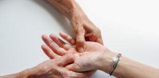 Dlaczego pieką mnie dłonie?