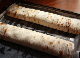 Czym wyłożyć blachę pod sernik?