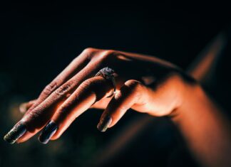 Długie paznokcie u rąk